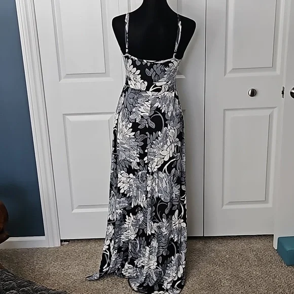Elegant Black and White Floral Maxi Dress - Picture 5 of 10